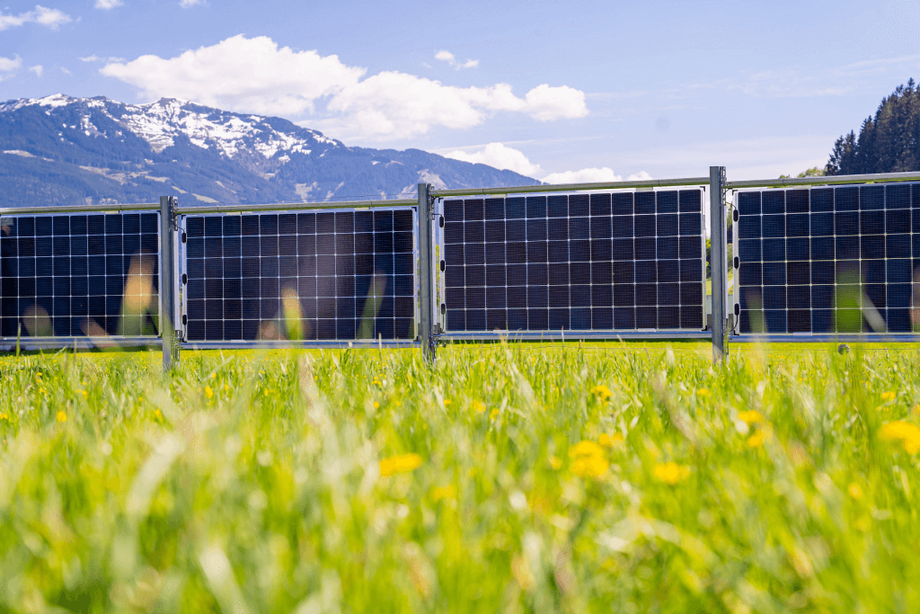 Photovoltaik_Zaun_Berge