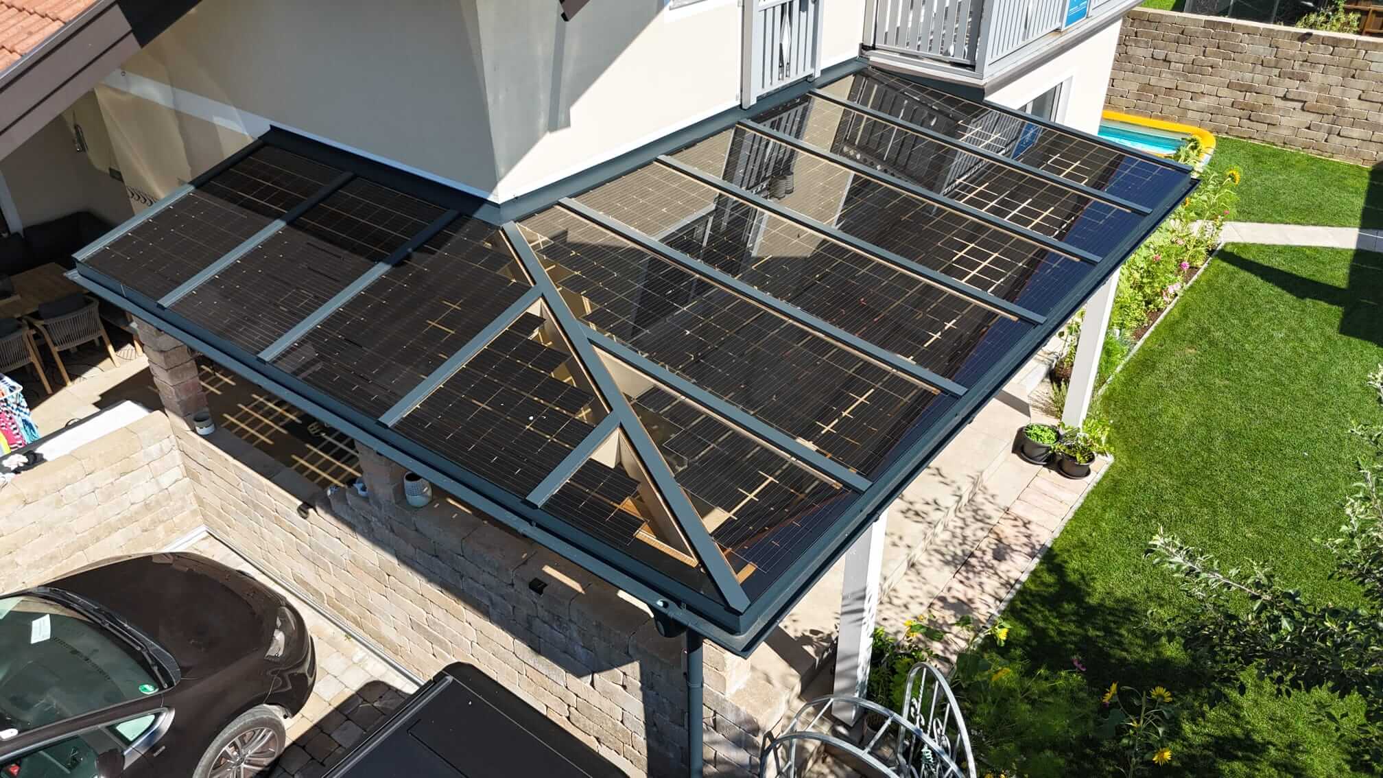 Pholtec GmbH | Photovoltaik-Terrassenüberdachungen, -Carports und -Zäune Ecküberdachung mit leicht getönten Gläsern